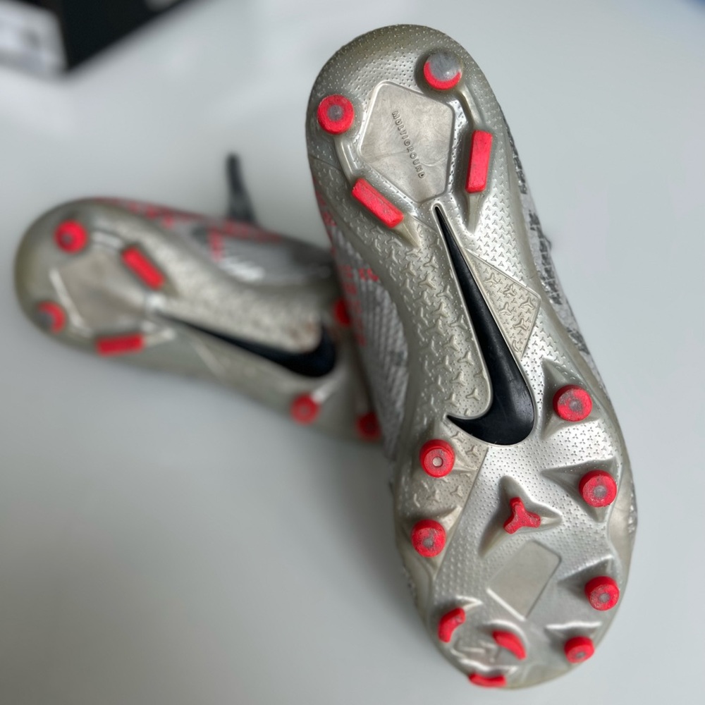 Nike Phantom Vision VSN 2 Elite DF F Soccer Cleats Football
CD4161-906 Size 4.5 - Picture 7 of 8